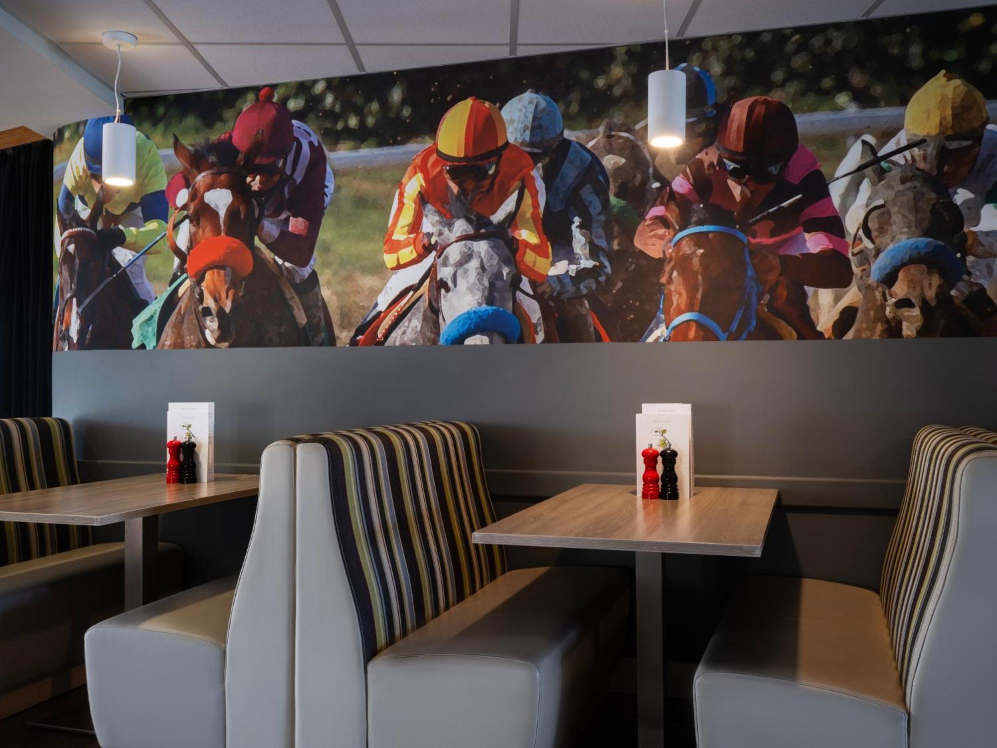 Holiday Inn Huntingdon Racecourse By Ihg Buitenkant foto