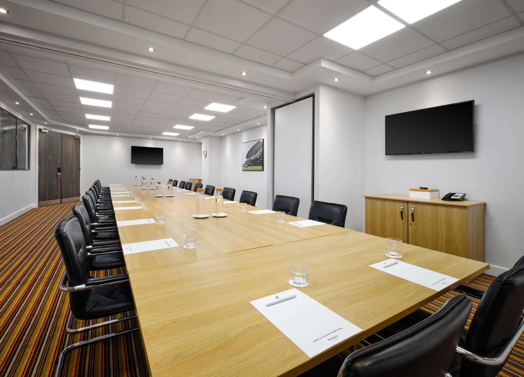 Holiday Inn Huntingdon Racecourse By Ihg Buitenkant foto
