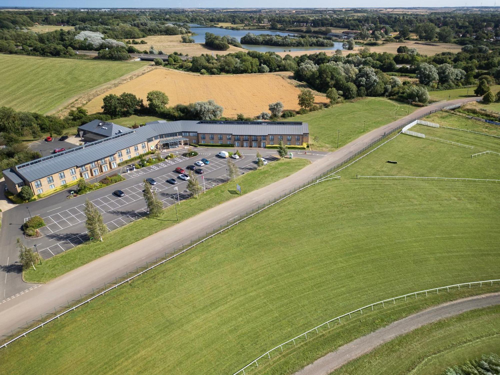 Holiday Inn Huntingdon Racecourse By Ihg Buitenkant foto